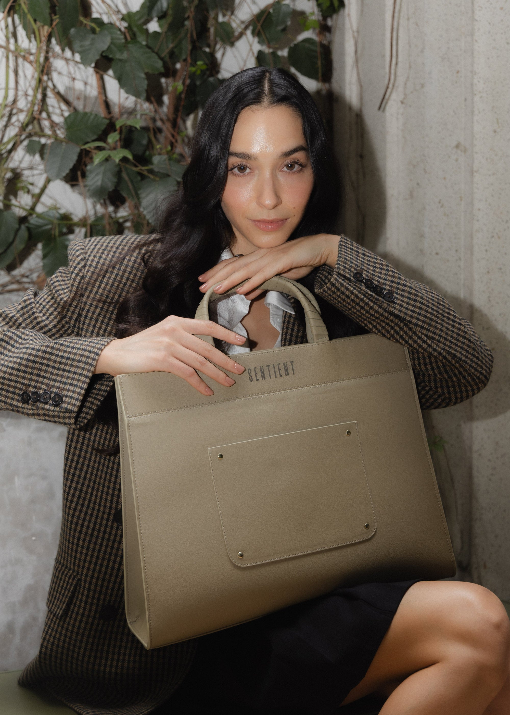 Model with Panthera Maxi Beige