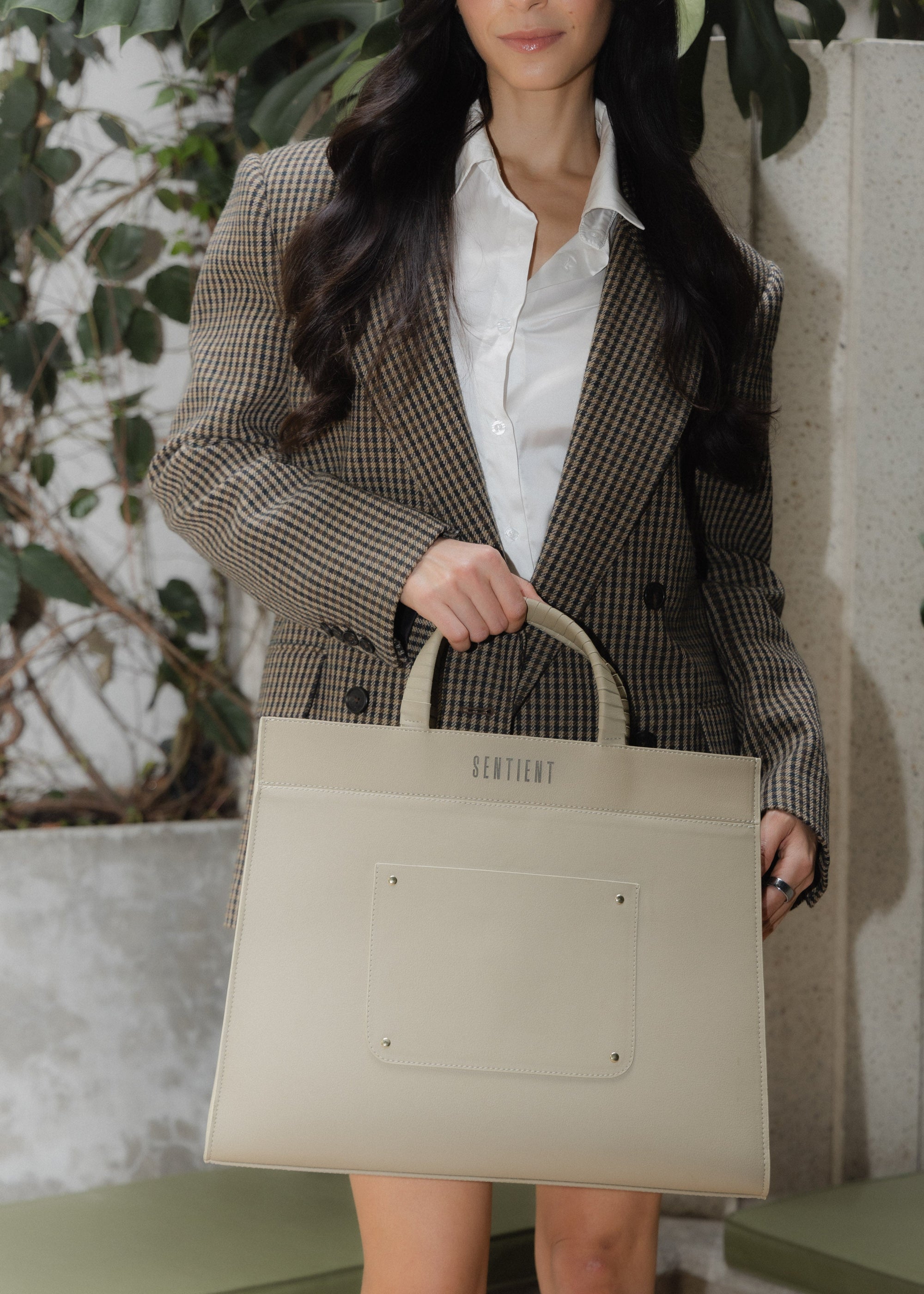 Model with Panthera Maxi Beige