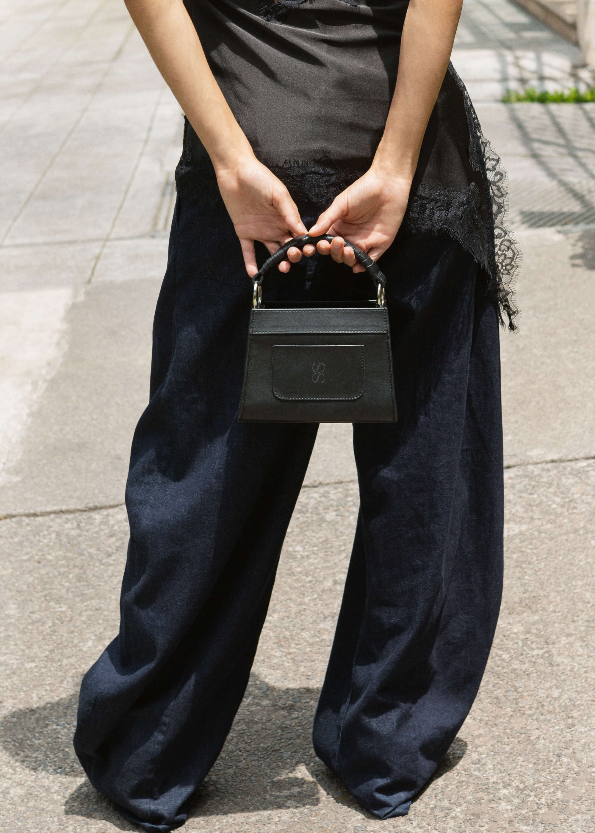 Model with a Panthera Mini Black