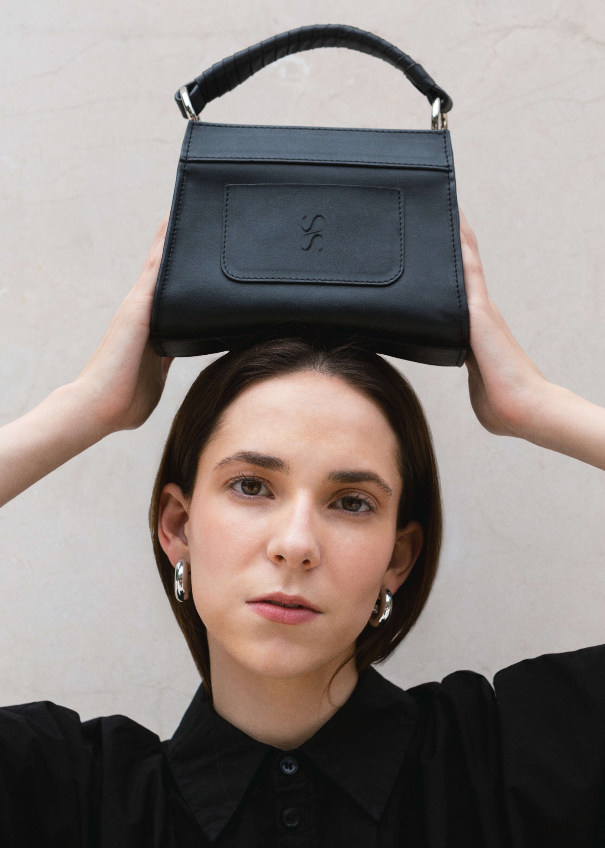 Model with a Panthera Mini Black