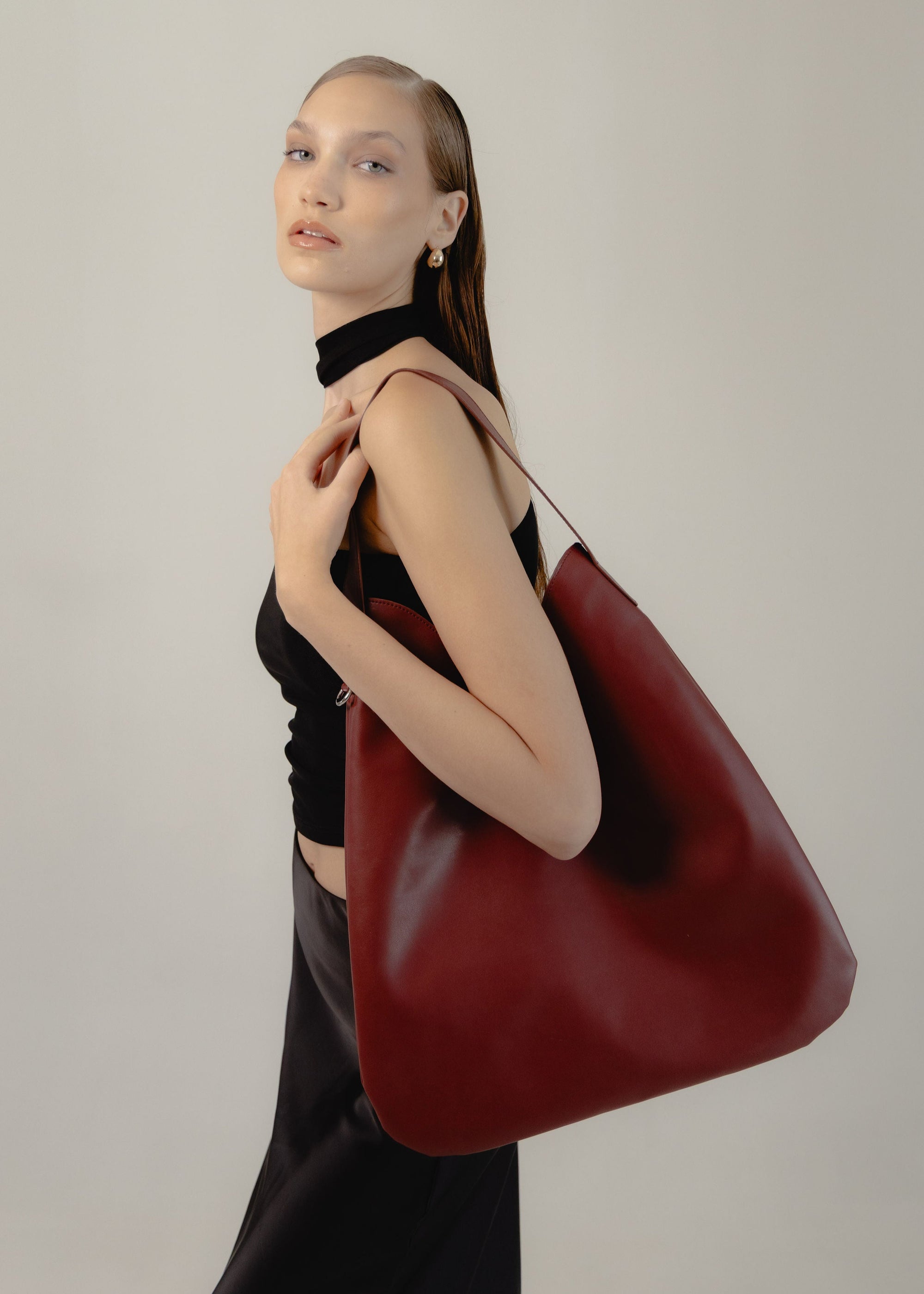 Raíz Carryall Cherry - Sentient | Hobo in Oleatex Leather