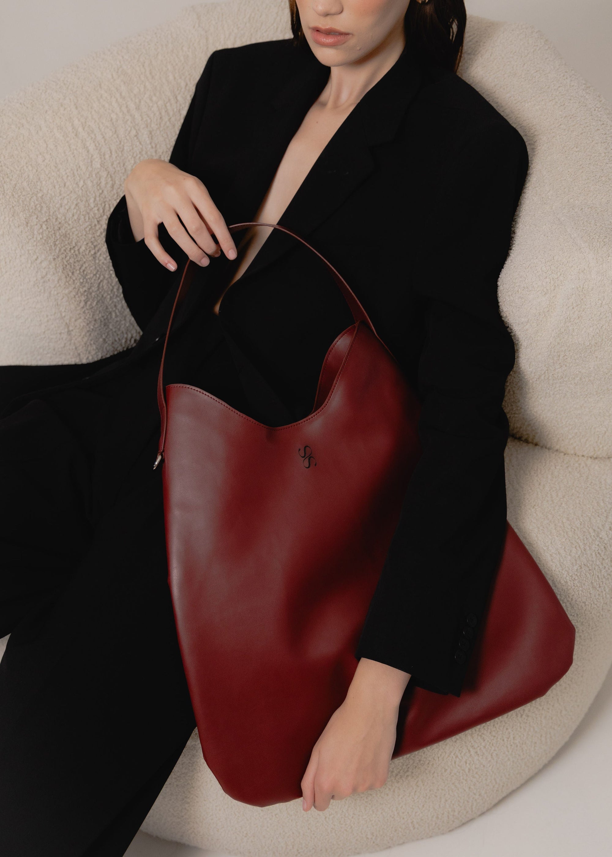 Raíz Carryall Cherry - Sentient | Hobo in Oleatex Leather