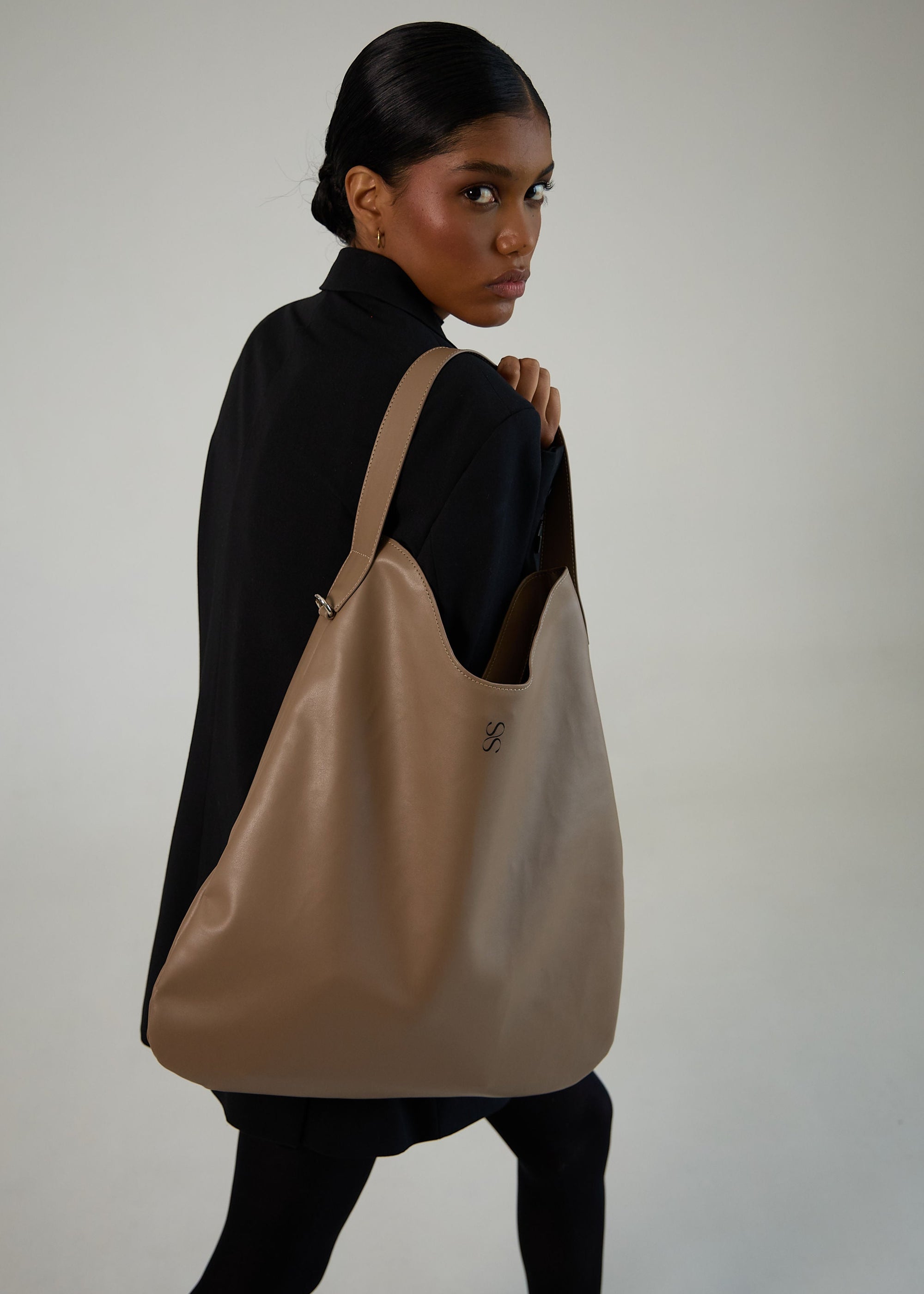 Raiz Carryall Beige – Sentient | Olive-Based Leather Hobo