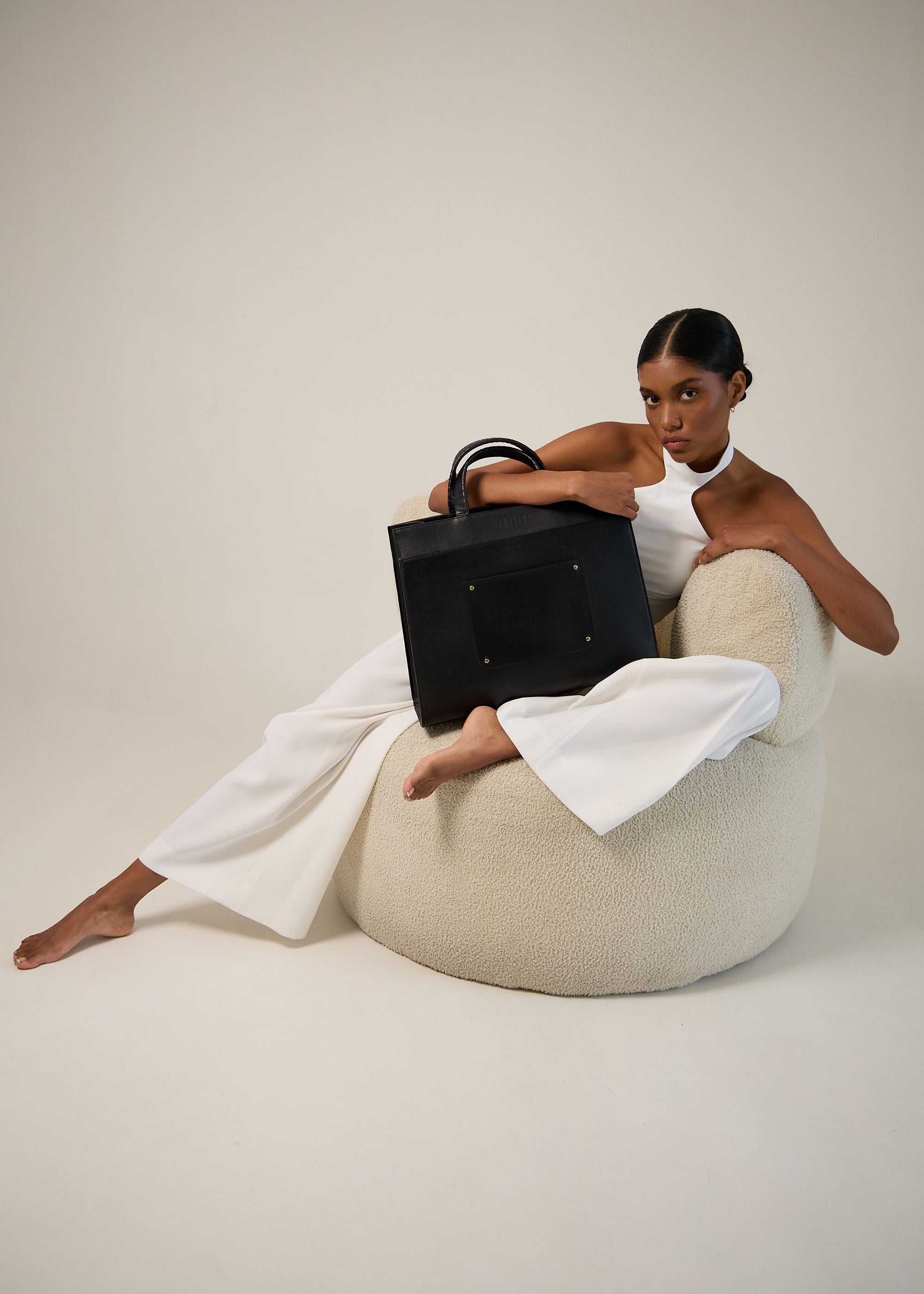 Model with Panthera Maxi Black