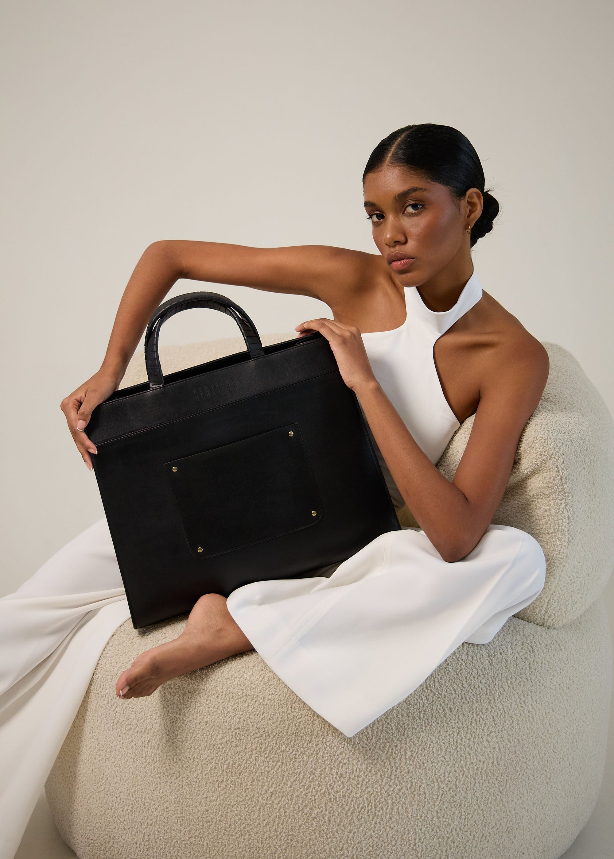 Model with Panthera Maxi Black