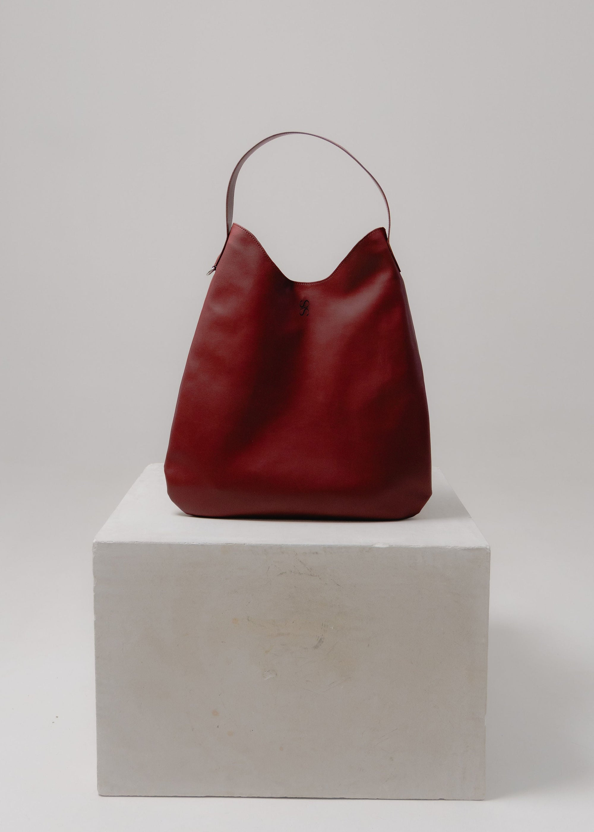 Raíz Carryall Cherry - Sentient | Hobo in Oleatex Leather