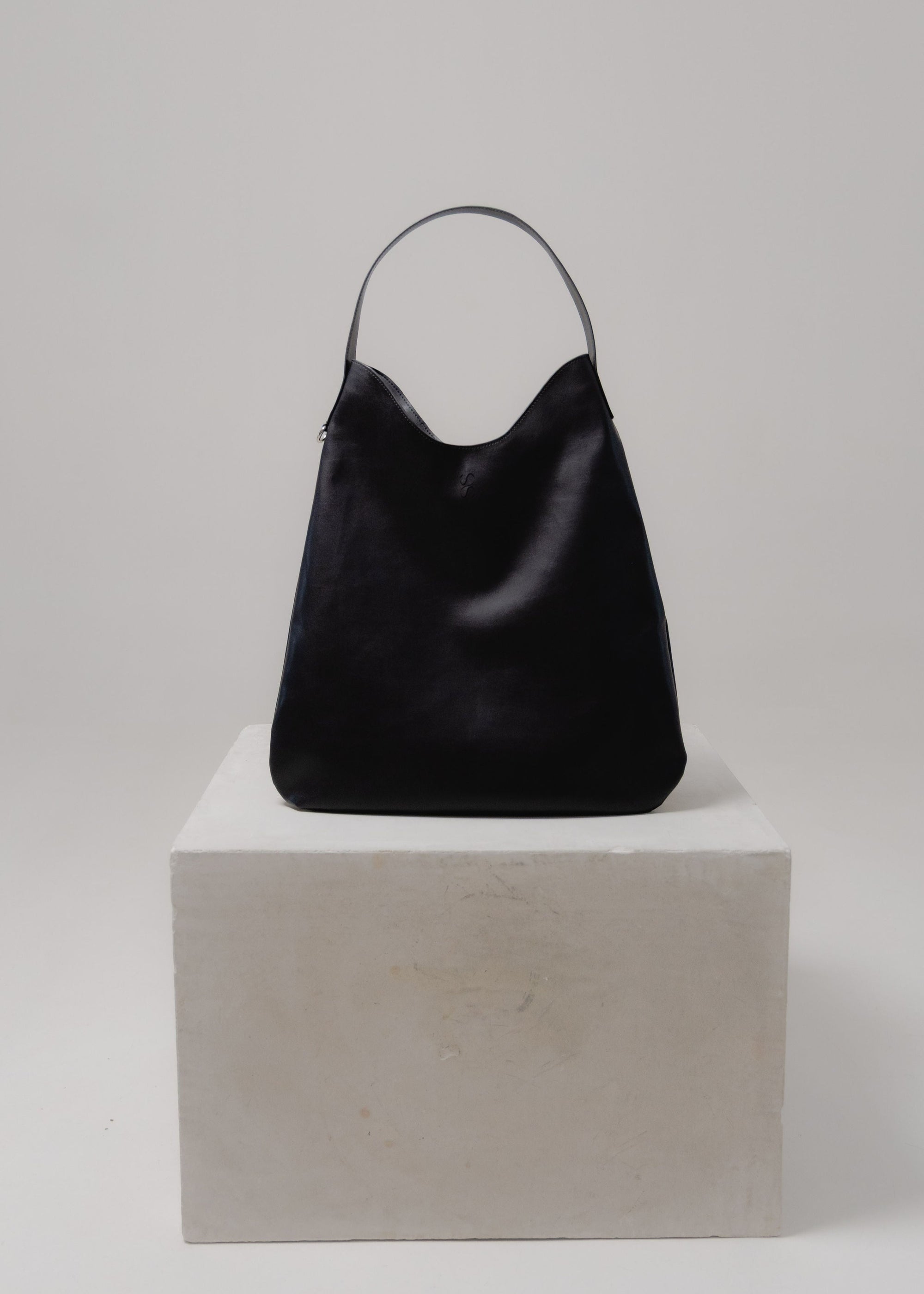 Raiz Carryall Black – Sentient | Olive-Based Leather Hobo