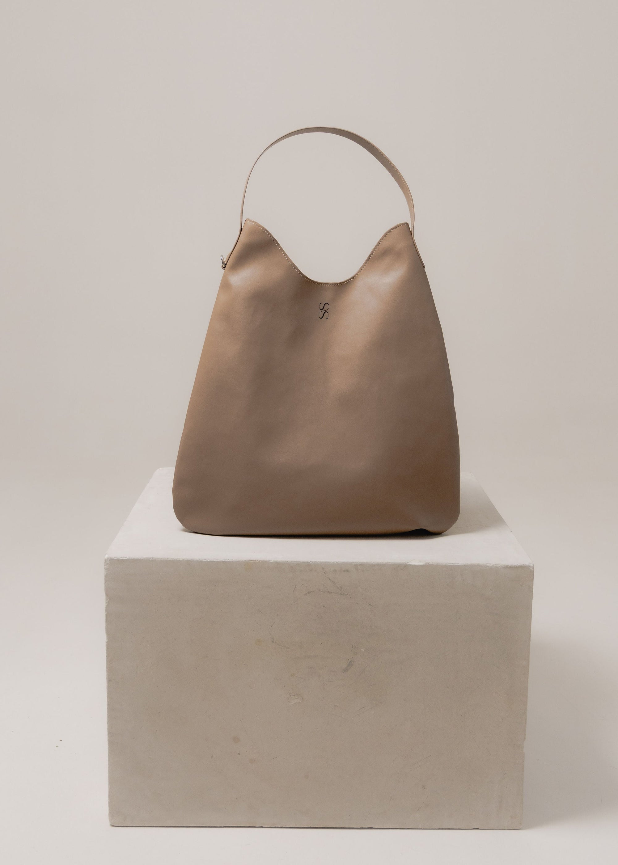 Raiz Carryall Beige – Sentient | Olive-Based Leather Hobo