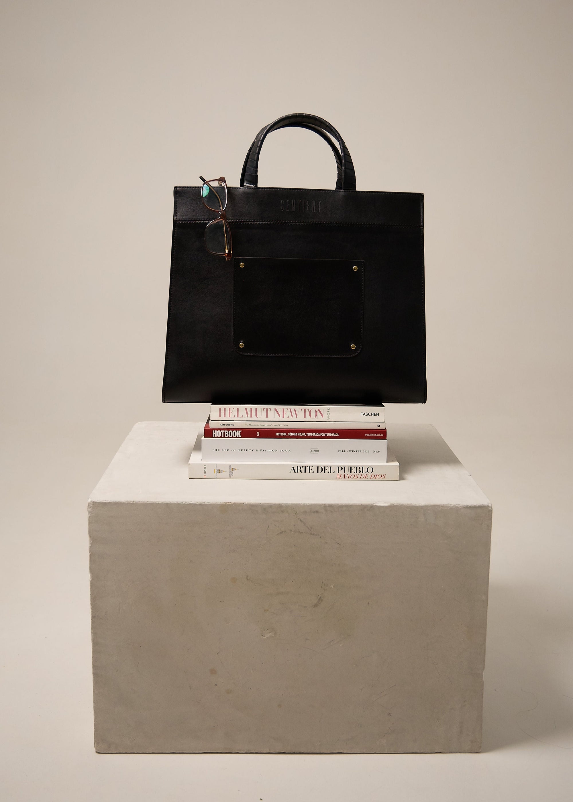 Model with Panthera Maxi Black